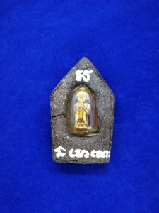 Khun Paen amulet with Guman Thong at the back