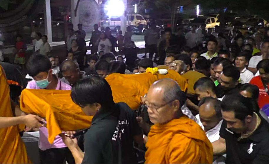 Moving Luang Phor Phra&rsquo;s body from the cubicle to the sermon hall