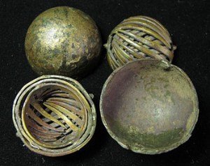 A Parodkror is cut up to show its internal construction. It has many intersecting rings, within which a centerpiece ball is placed.